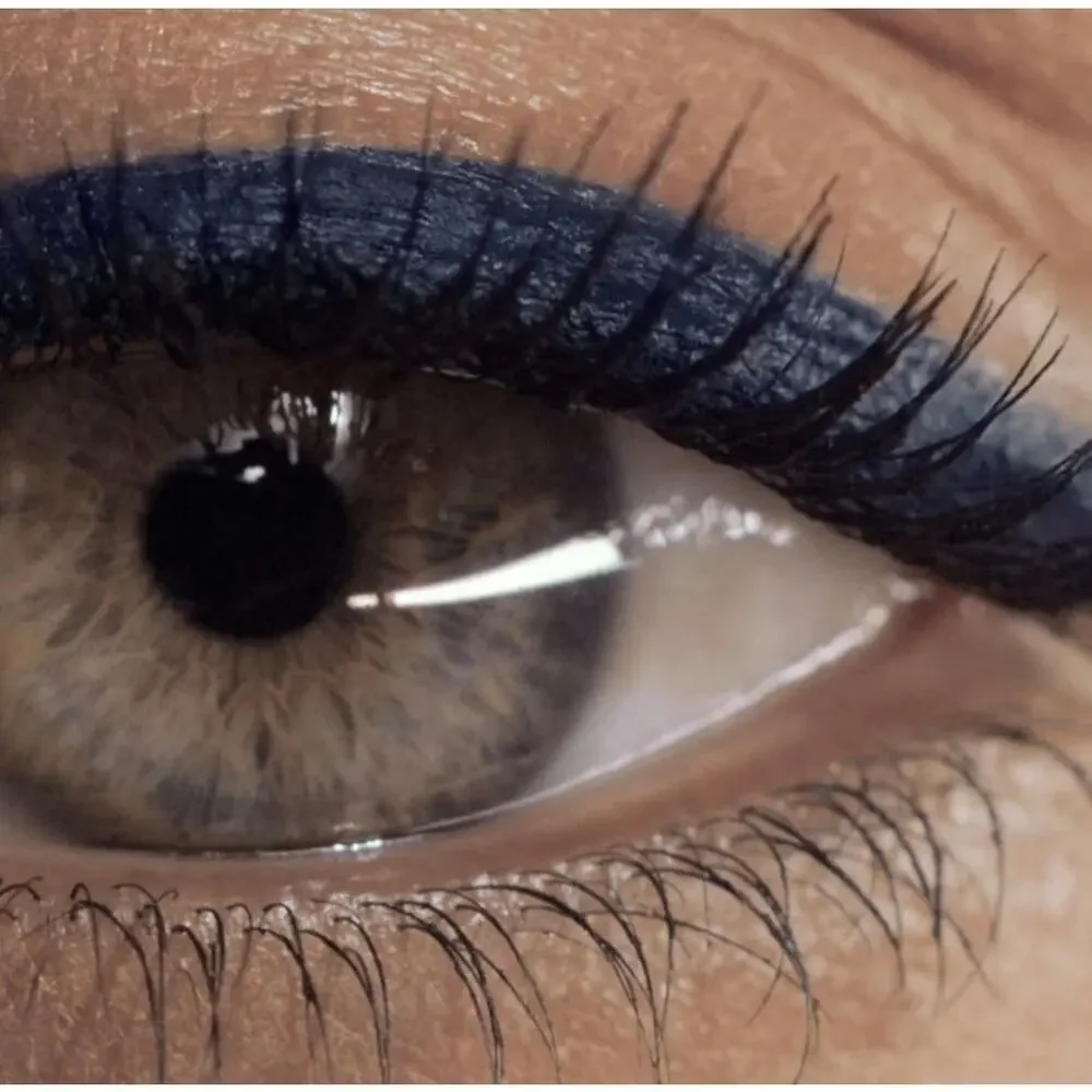 New in box Victoria Beckham satin kajal eyeliner in navy noir with sharpener